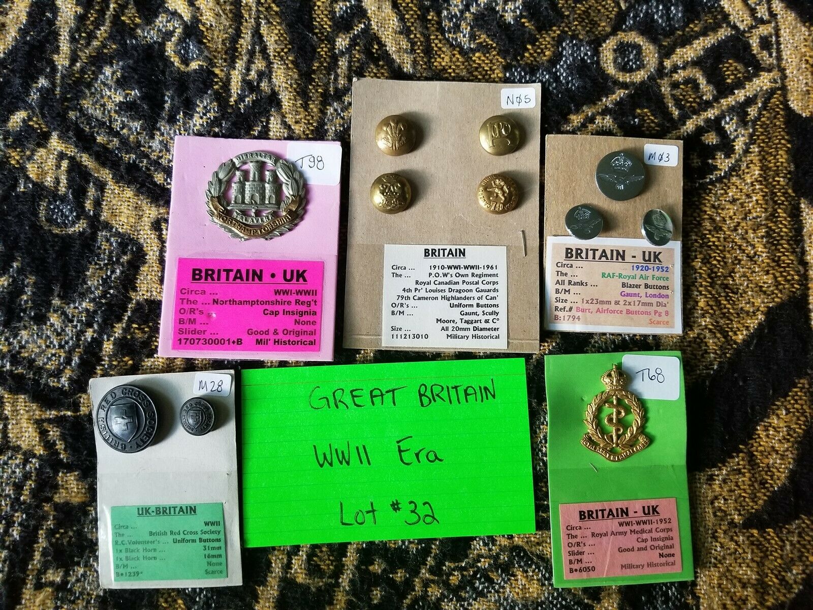Great Britain - Wwii Era - Small Collection Of Buttons & 2 Insignias - Lot 32