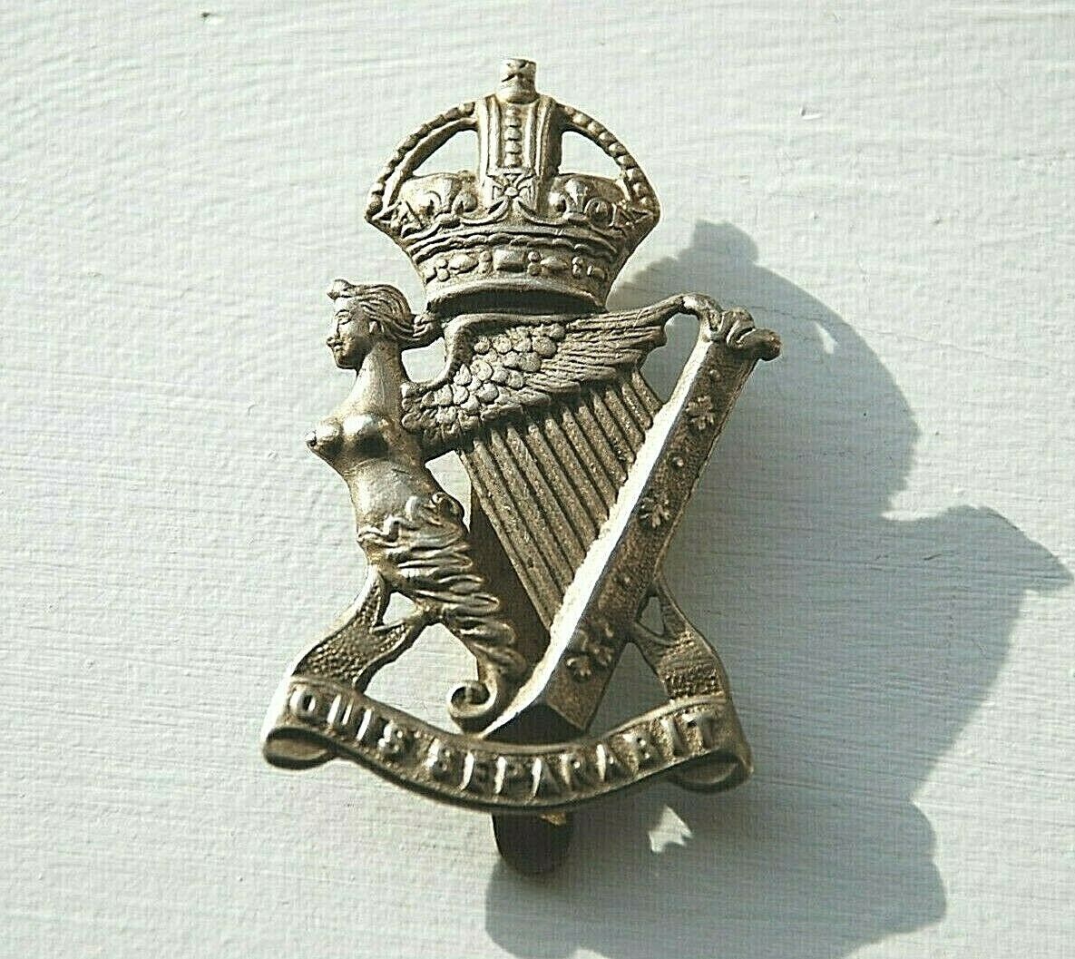 Original Wwii Cap Badge British Army Royal Regiment Irish Rifles Quis Separabit